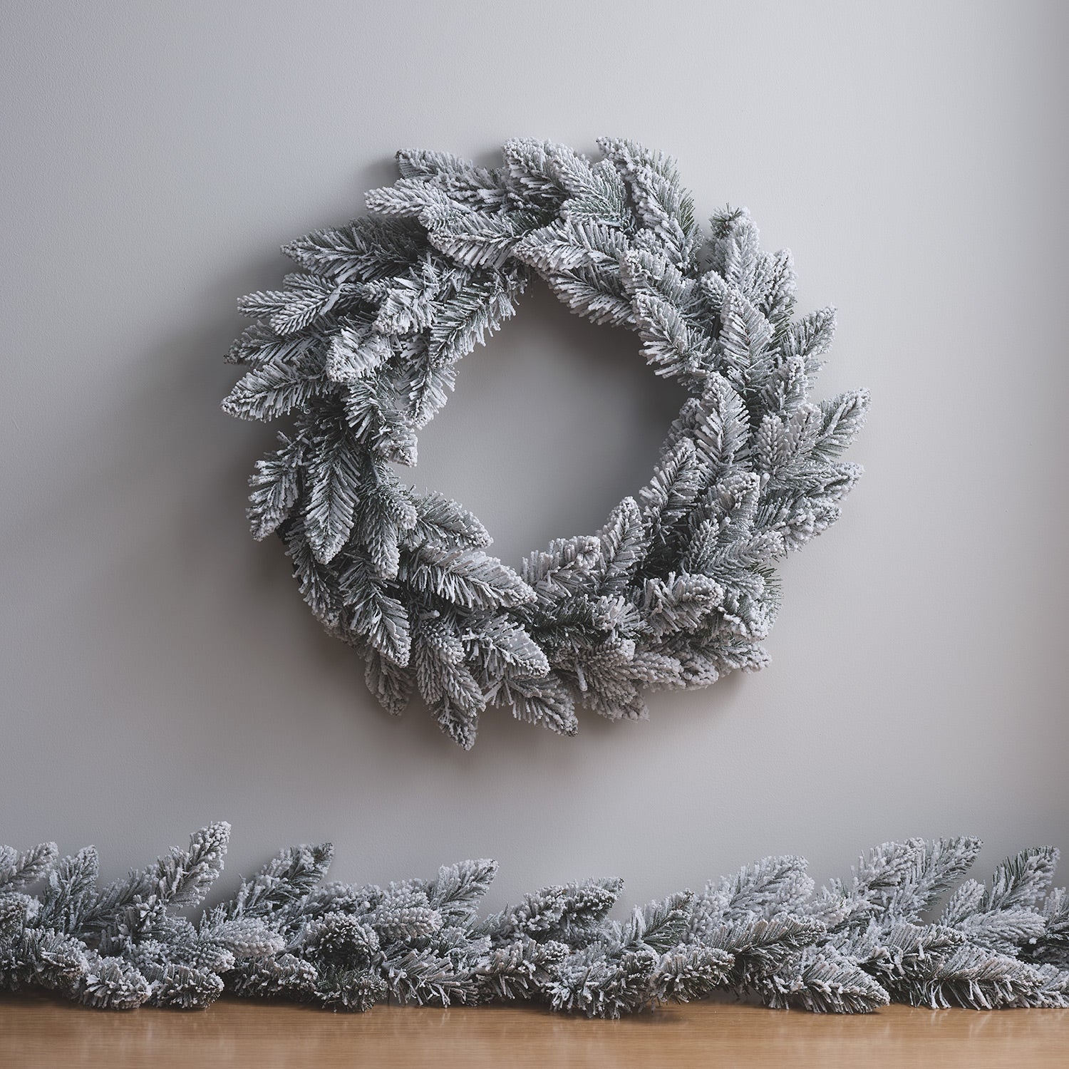 1.5m Pre Lit Snowy Christmas Garland - Image 6