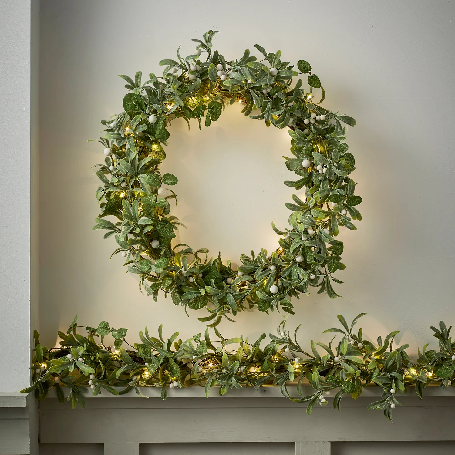 2m Pre Lit Mistletoe and Eucalyptus Garland - Image 4